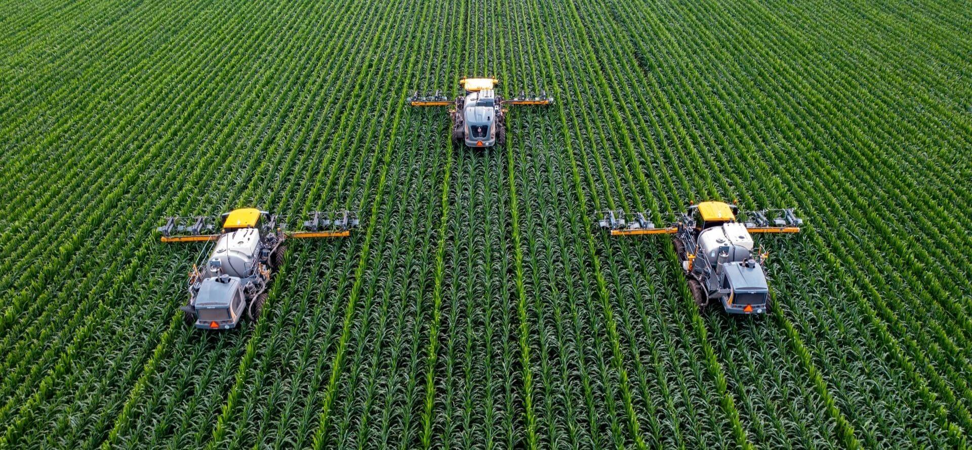 Agriculture_tracteur_pulvérisateur_champ_mais